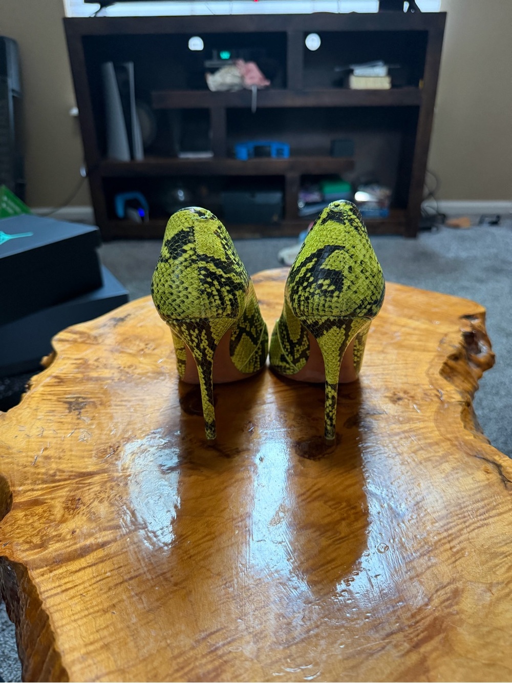 Schutz Lou Neon Yellow Embossed Snakeskin Leather Pump Heels 7.5 - Picture 4 of 7